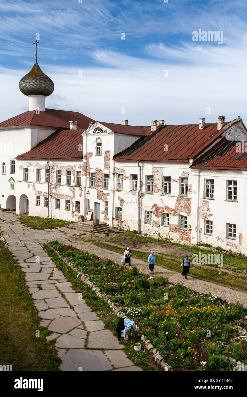 Ein Blick auf das russisch-orthodoxe Solovetski-Kloster, das 1436 von zwei Mönchen auf der Insel Bolschoy, Russland, gegründet wurde. Stockfoto