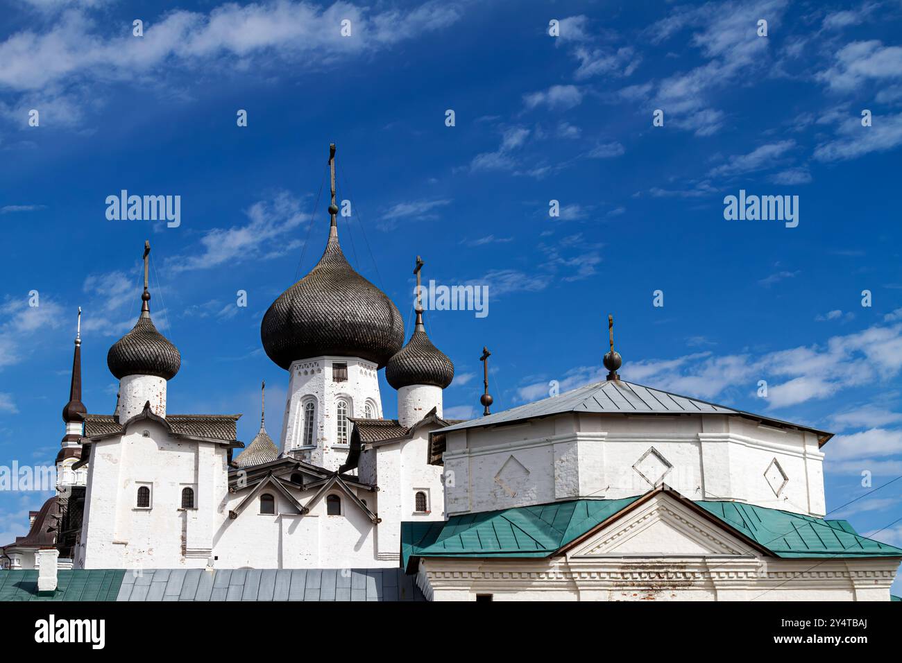 Ein Blick auf das russisch-orthodoxe Solovetski-Kloster, das 1436 von zwei Mönchen auf der Insel Bolschoy, Russland, gegründet wurde. Stockfoto