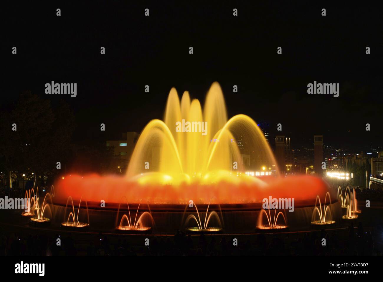 Die farbenfrohe Wassershow des magischen Brunnens von Montjuic mit Licht und Musik in Barcelona, Spanien, Europa Stockfoto