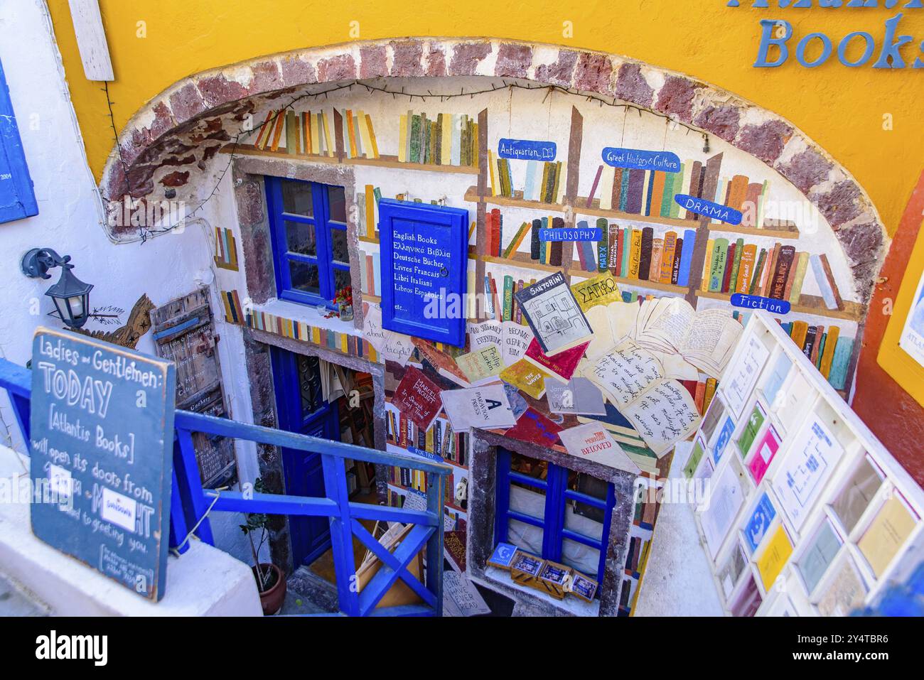 Atlantis Books, ein Buchladen an der Hauptstraße von Oia, Santorin, Griechenland, Europa Stockfoto