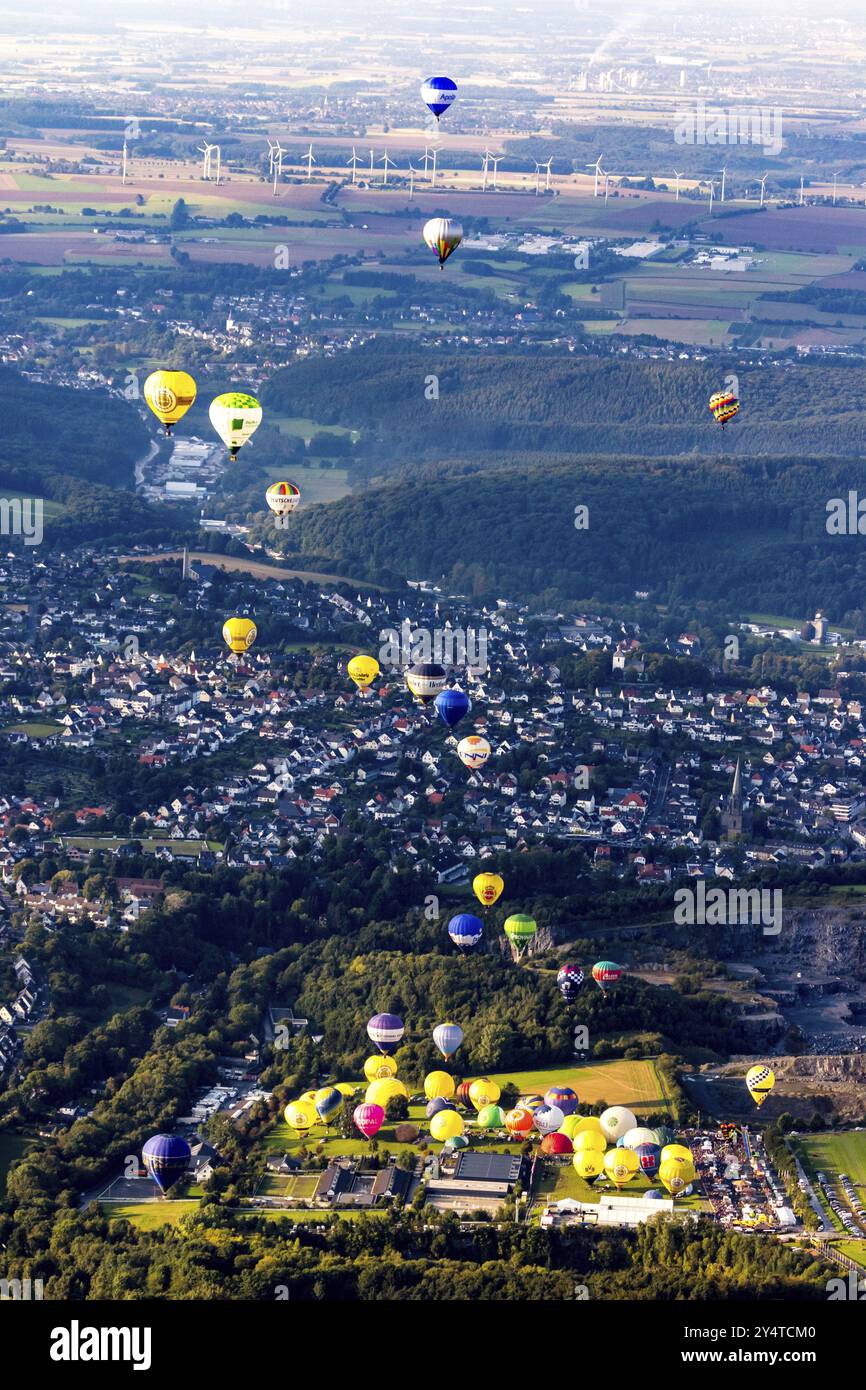 Mongolfiade in Warstein 2017: Heißluftballons beim Massenstart am Abend Stockfoto