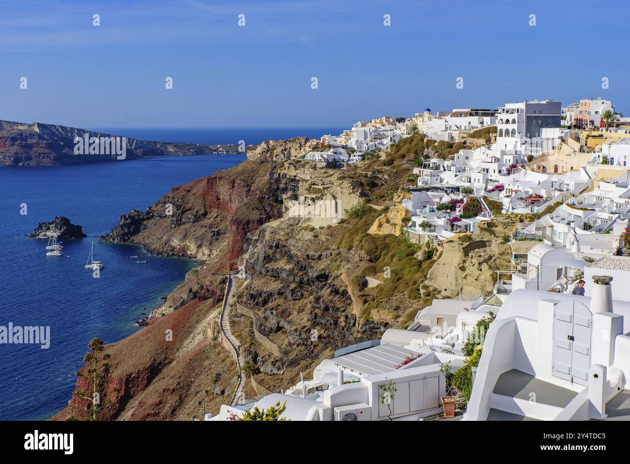 Traditionelle weiße Gebäude mit Blick auf die Ägäis in Oia, Insel Santorin, Griechenland, Europa Stockfoto