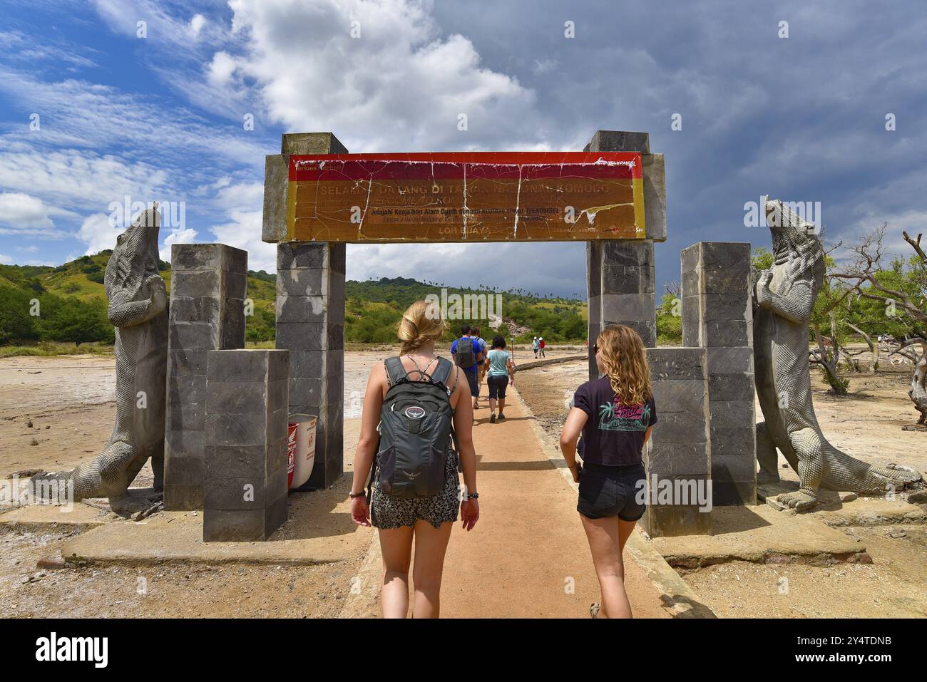 Eingang zum Komodo-Nationalpark in Indonesien, dem Lebensraum des wilden Komodo-Drachen, der größten Eidechsart Stockfoto