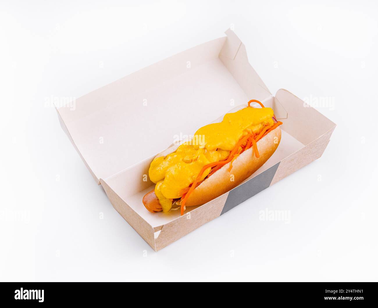 Köstlicher Hot Dog mit geschmolzenem Käse in einer Pappschachtel, isoliert auf weißem Hintergrund Stockfoto