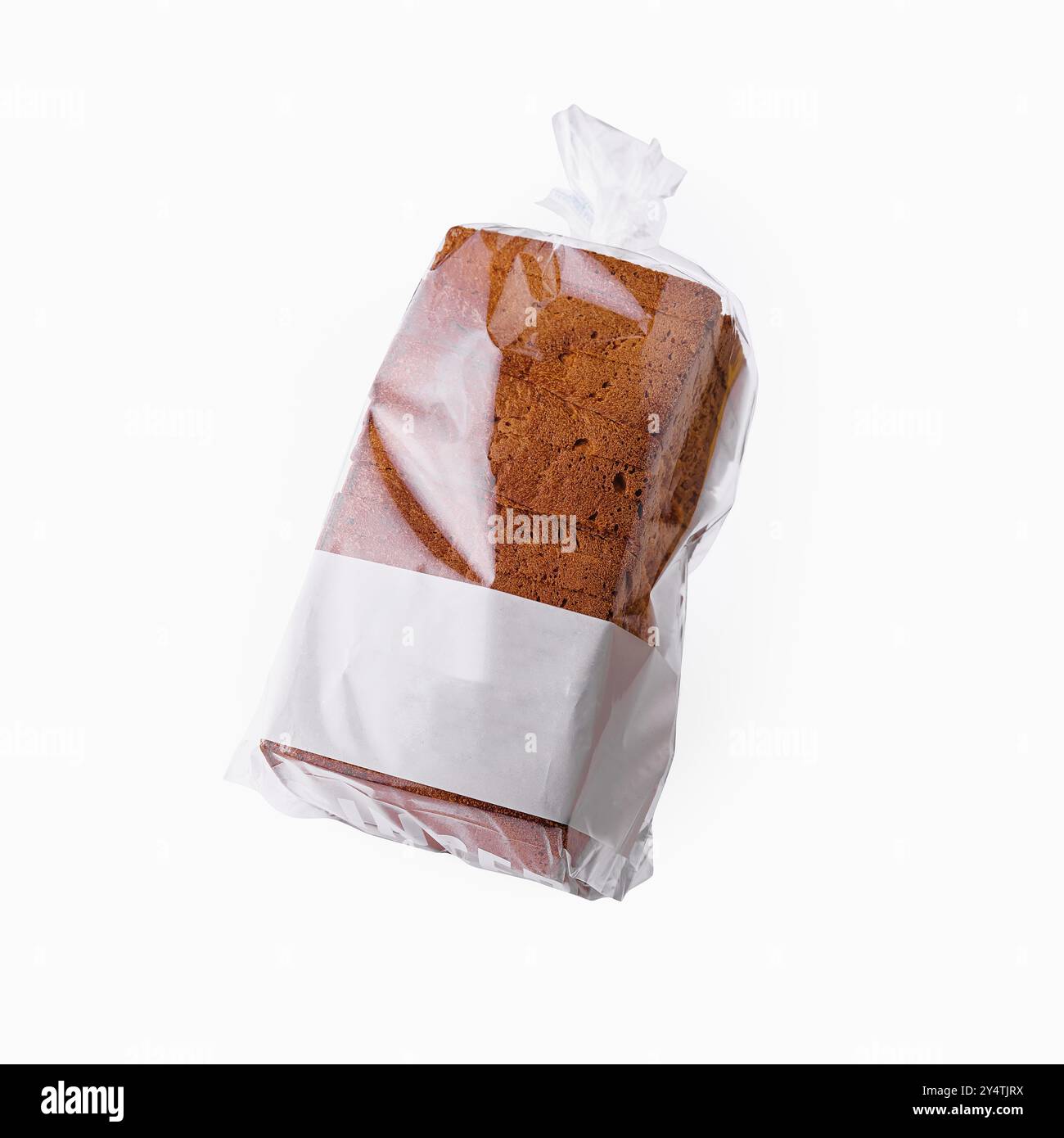 Versiegelte Packung mit geschnittenem Vollkornbrot, isoliert auf weißem Hintergrund, reich an Ballaststoffen Stockfoto