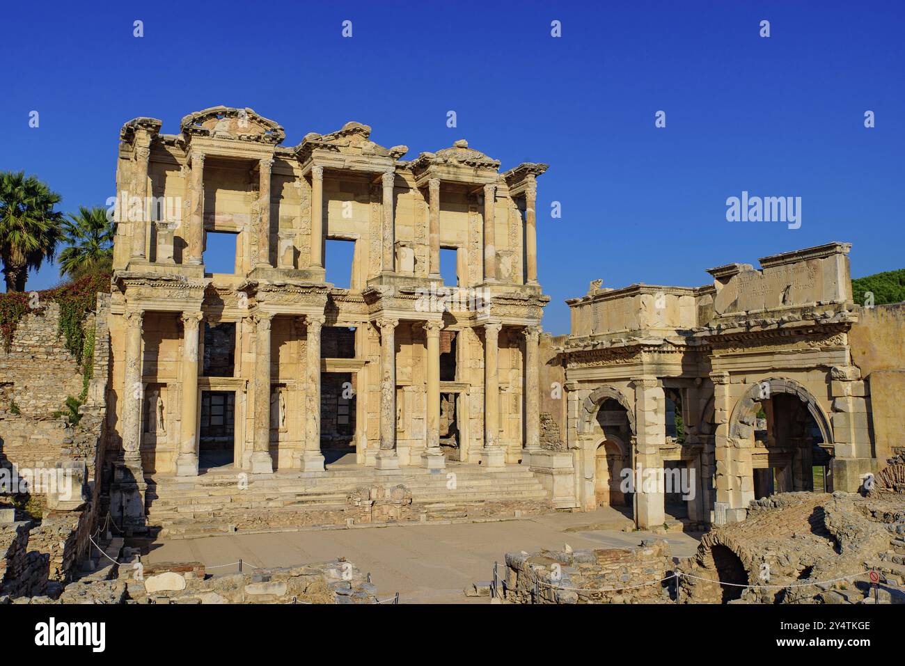 Celsus-Bibliothek, ein altes römisches Gebäude in der archäologischen Stätte Ephesus, Türkei, Asien Stockfoto