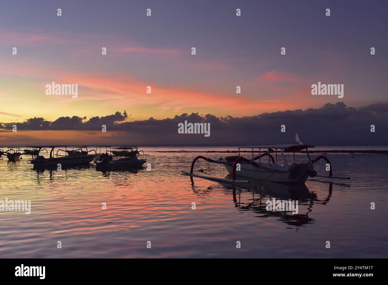 Sonnenuntergang am Mushroom Beach mit Booten auf dem Meer, Lembongan, Bali, Indonesien, Asien Stockfoto