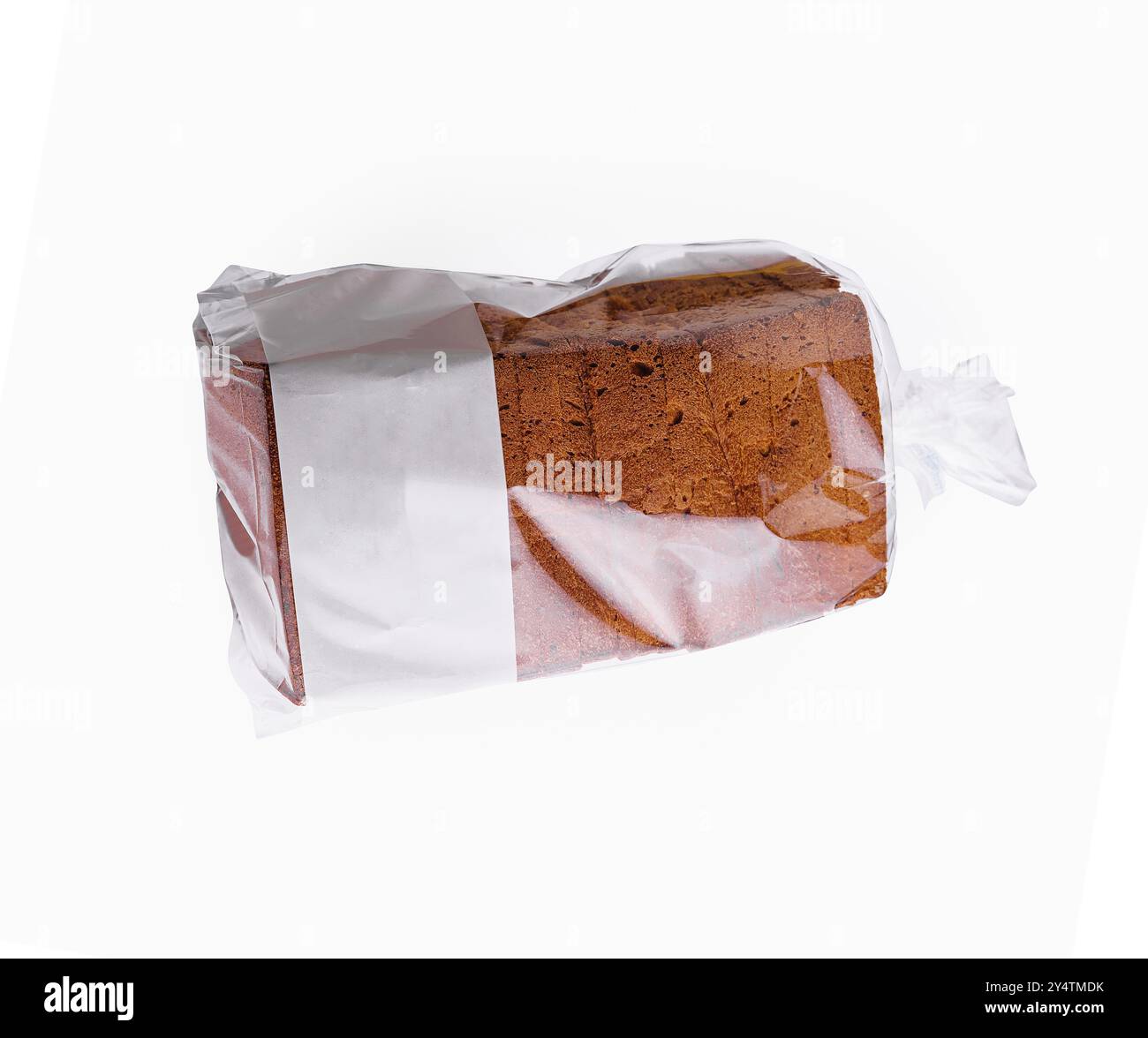 Versiegelte Packung mit geschnittenem Vollkornbrot, isoliert auf weißem Hintergrund, reich an Ballaststoffen Stockfoto