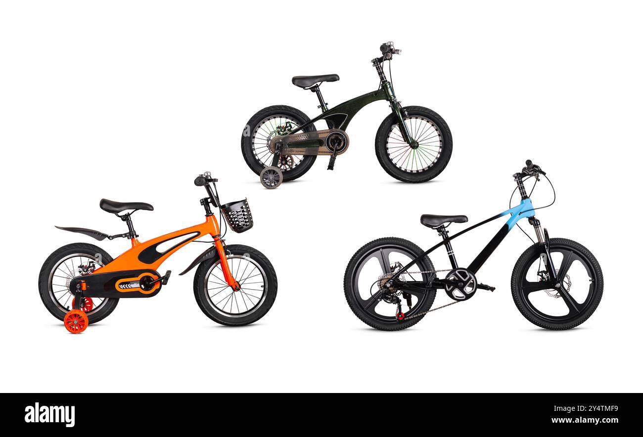 Elegante Elektrofahrräder mit fetten Reifen und umweltfreundlichem Design auf weißem Hintergrund Stockfoto