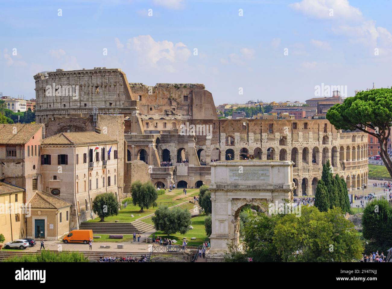 Kolosseum und Forum Romanum, ein Forum umgeben von Ruinen in Rom, Italien, Europa Stockfoto