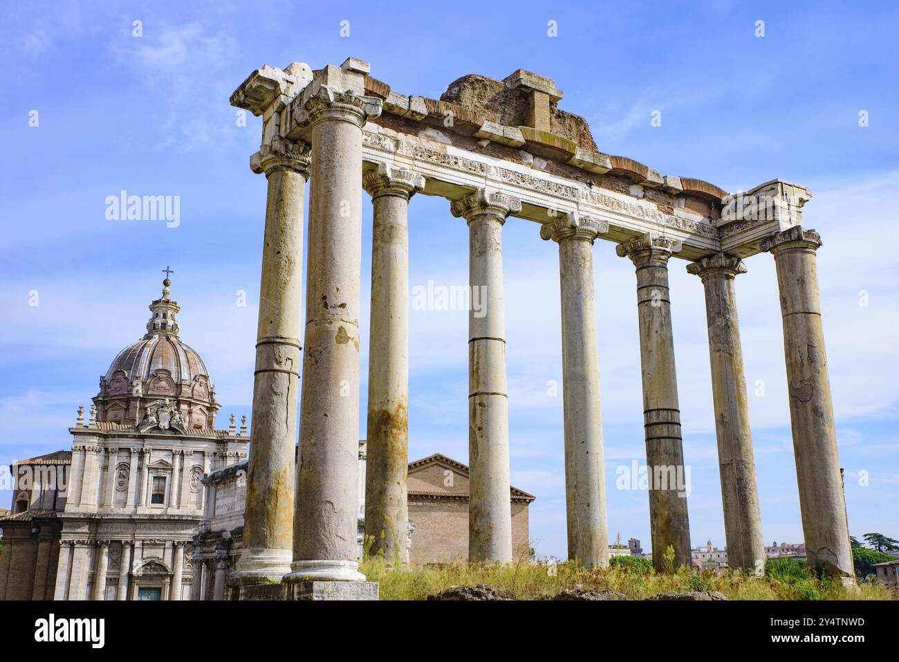 Ruinen des Tempels des Saturn im Forum Romanum, einem Forum, das von Ruinen in Rom, Italien, Europa umgeben ist Stockfoto
