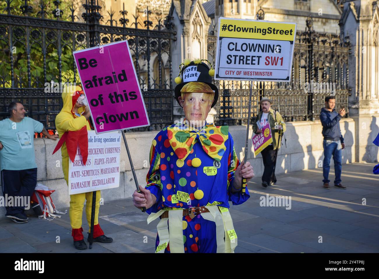 Menschen mit Schildern, Bannern und Fahnen, die gegen den Brexit ohne Deal protestieren, Boris Johnson, der britische Premierminister, und die britische Regierung im Parlament S Stockfoto