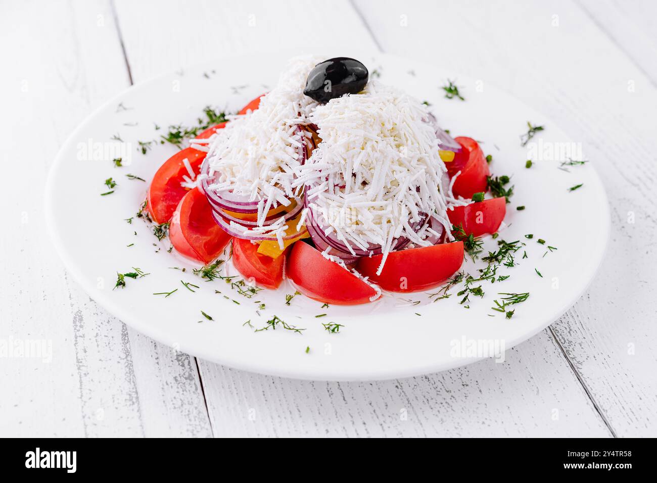 Shopska-Salat wird aus Tomaten, Gurken, Zwiebeln, Paprika und sirene, einem bulgarischen Schafskäse, hergestellt Stockfoto