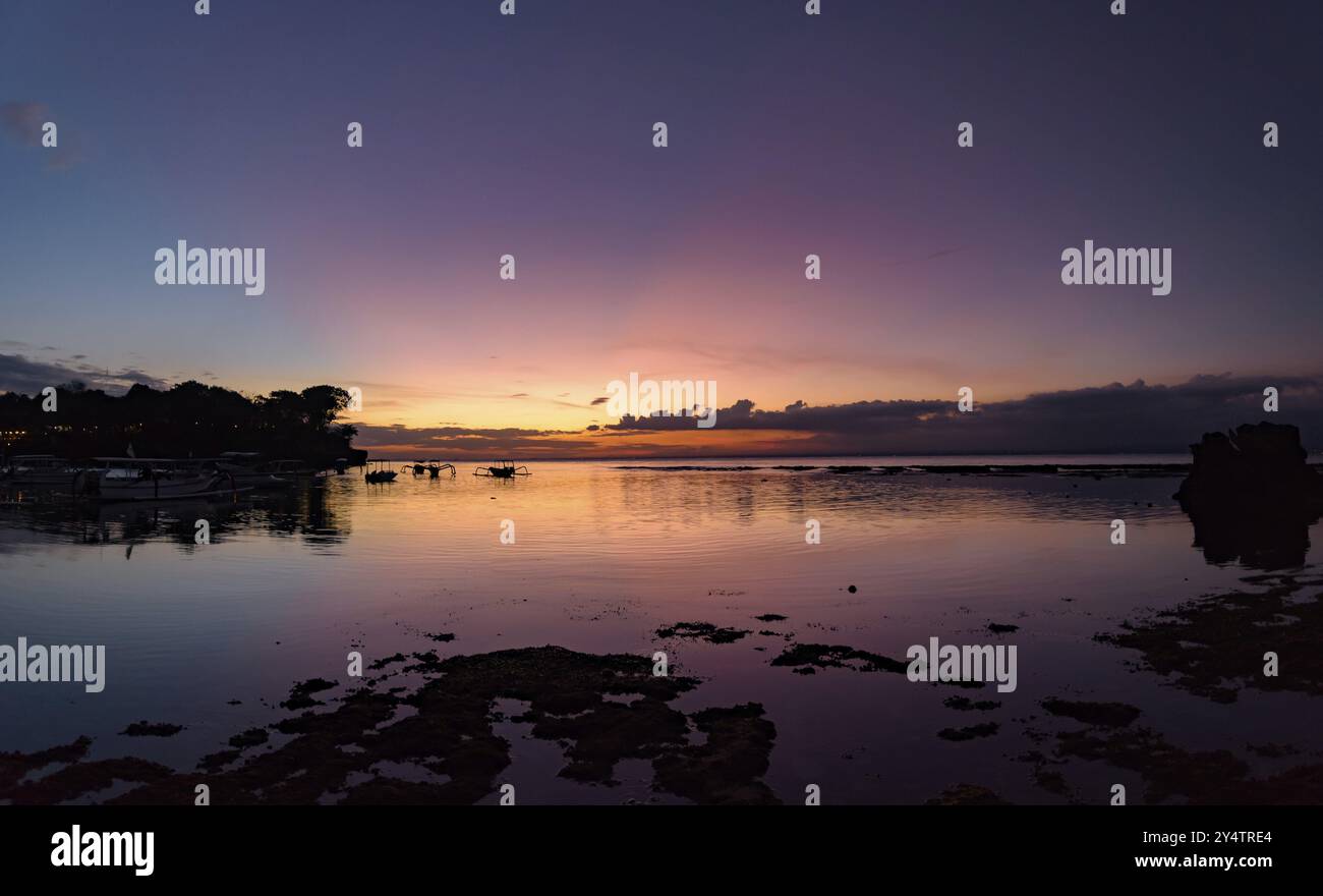 Sonnenuntergang am Mushroom Beach mit Booten auf dem Meer, Lembongan, Bali, Indonesien, Asien Stockfoto