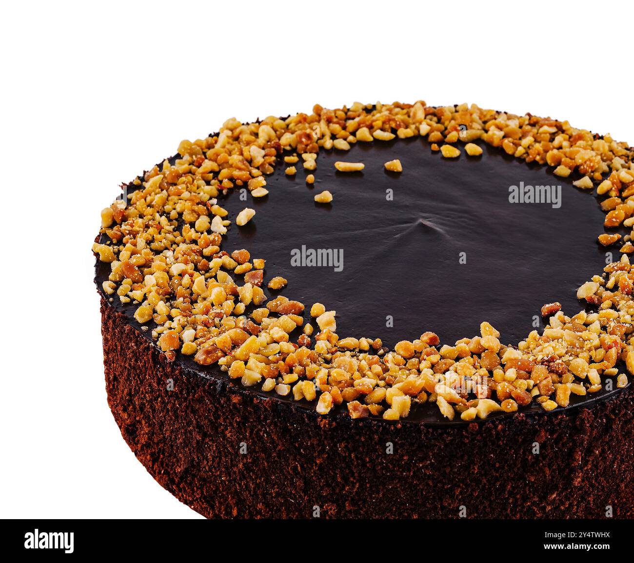 Köstlicher Schokoladenkuchen mit Schokoladenglasur und gehackten Mandeln ist auf weißem Hintergrund isoliert Stockfoto