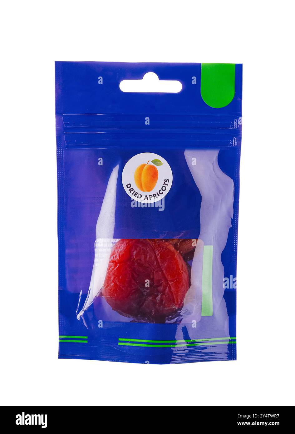 Vakuumversiegelte Packung getrockneter Aprikosen mit dem Verfallsdatum auf weißem Hintergrund Stockfoto