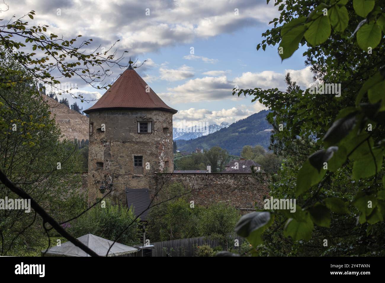 Mittelalterlicher Turm und Steinmauer, Leoben, Steiermark, Österreich, Europa Stockfoto