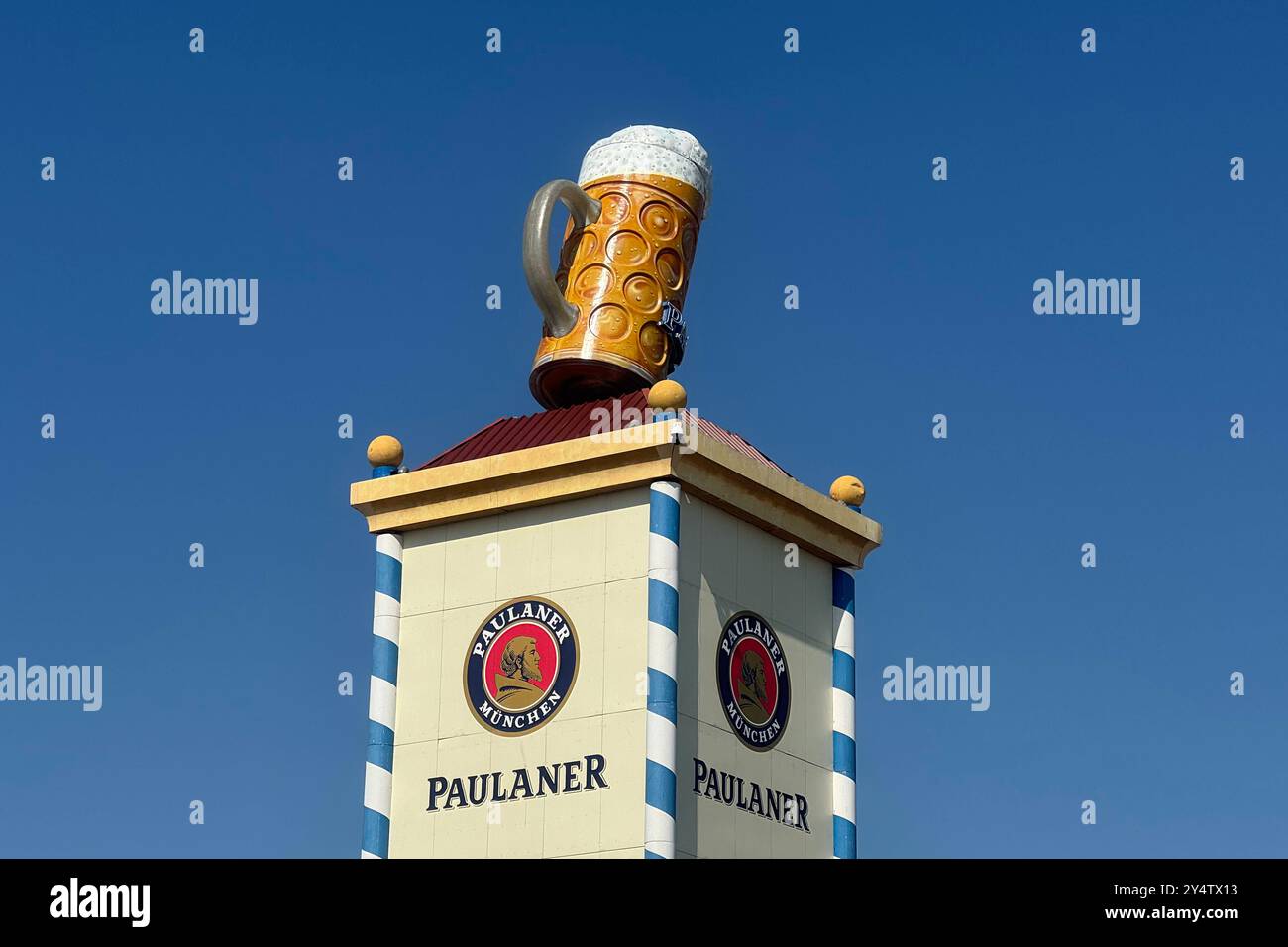 Mass Bier, Bierkrug am Paulaner Festzelt. Presserundgang vor dem 189. Oktoberfest 2024 Uhr 19.09.2024 *** Messbier, Bierkrug im Paulaner Festzelt Pressetour vor dem Oktoberfest 189 2024 am 19 09 2024 Stockfoto