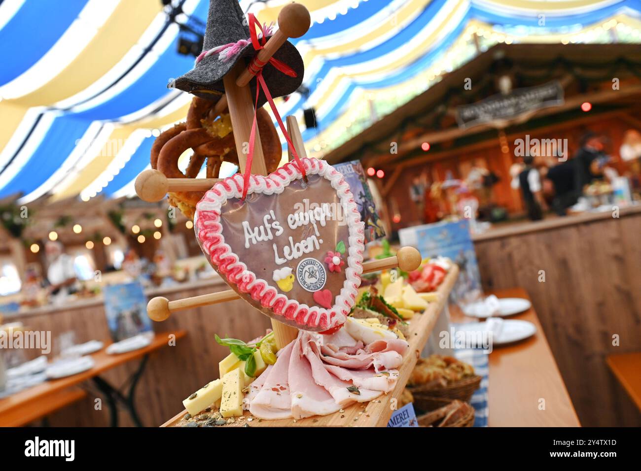 Lebkuchenherz als Deko an einem gedeckten Tisch mit bayerischer Brotzeit im  Festzelt BOANDLKRAMEREI auf der Oide Wiesn, Zelt,Bierzelt, Presserundgang  vor dem 189. Oktoberfest 2024 Uhr 19.09.2024 *** Lebkuchenherz als  Dekoration an einem