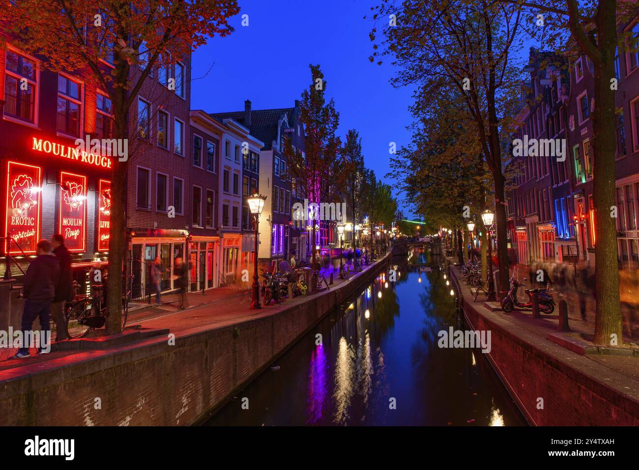 Nacht Blick auf De Wallen, dem berühmten Rotlichtviertel mit Fenster Prostitution in Amsterdam, Niederlande Stockfoto