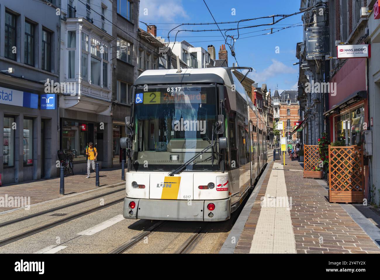 Straßenbahn auf der Straße, öffentliche Verkehrsmittel von Gent, Belgien, Europa Stockfoto