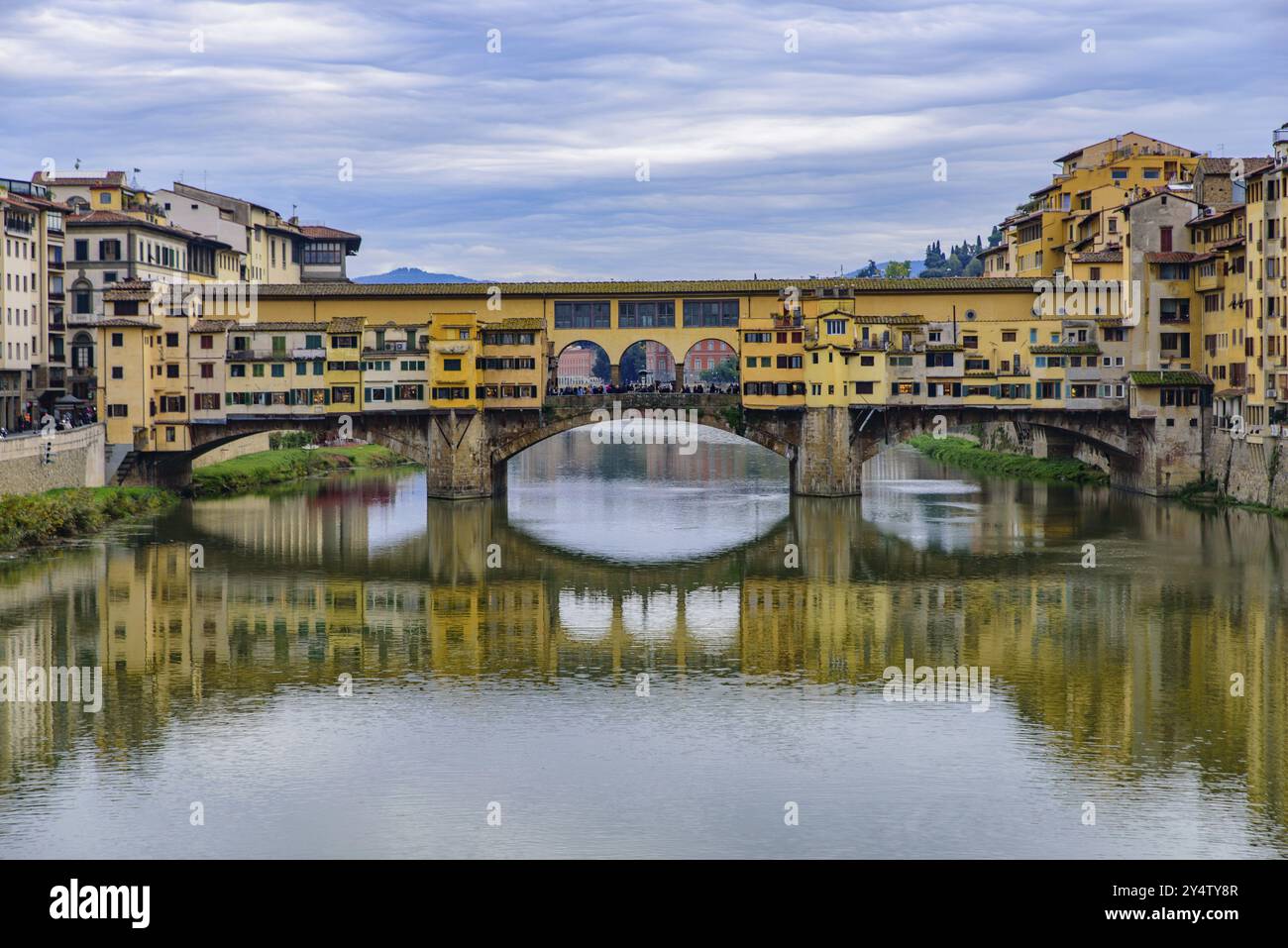 Ponte Vecchio (Alte Brücke), eine mittelalterliche Steinbrücke mit Geschäften darauf, Florenz, Italien, Europa Stockfoto