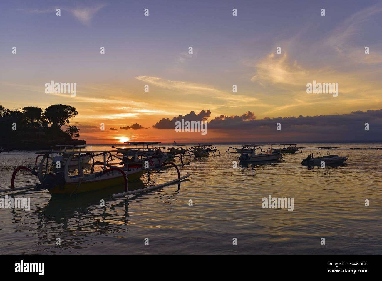Sonnenuntergang am Mushroom Beach mit Booten auf dem Meer, Lembongan, Bali, Indonesien, Asien Stockfoto