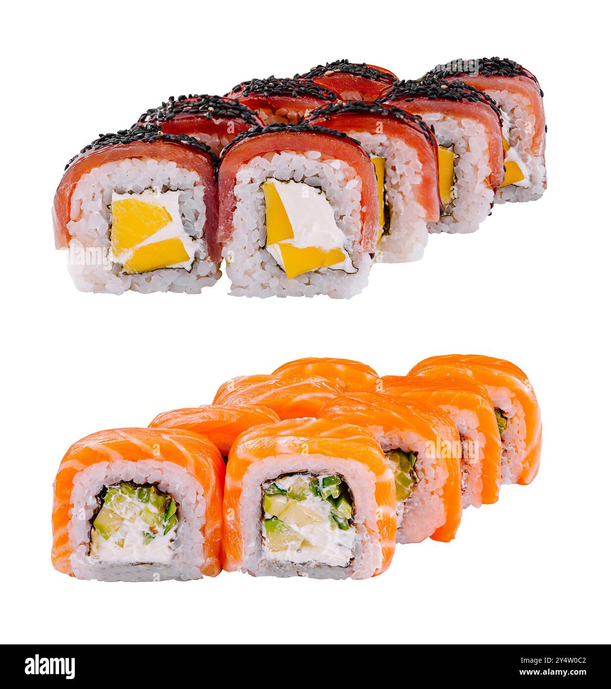 Zwei Sätze köstlicher Sushi-Brötchen mit Lachs, Thunfisch und Mango isoliert auf weißem Hintergrund Stockfoto