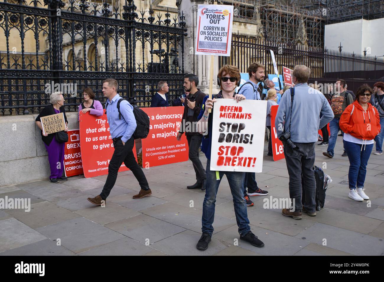 Menschen mit Schildern, Bannern und Fahnen, die gegen den Brexit ohne Deal protestieren, Boris Johnson, der britische Premierminister, und die britische Regierung im Parlament S Stockfoto