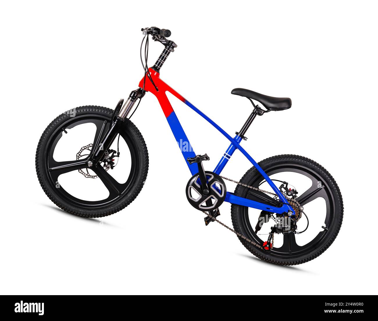 Elegantes Mountainbike mit fetten Reifen und leuchtendem blau-rotem Rahmen auf weißem Hintergrund Stockfoto