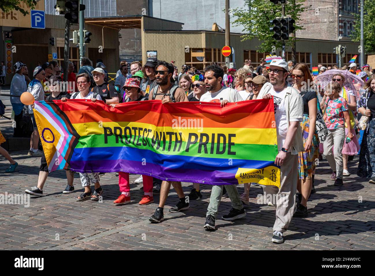 Protest mit Stolz. Amnesty Internationales intersexuelles Progress Pride Fahnenbanner auf der Helsinki Pride 2024 Parade in Helsinki, Finnland. Stockfoto