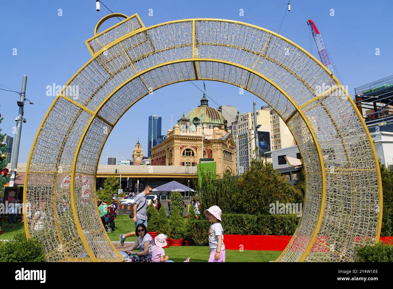 LED-Weihnachtsbaum und Dekoration am Christmas Square am Federation Square in Melbourne, Australien, Ozeanien Stockfoto