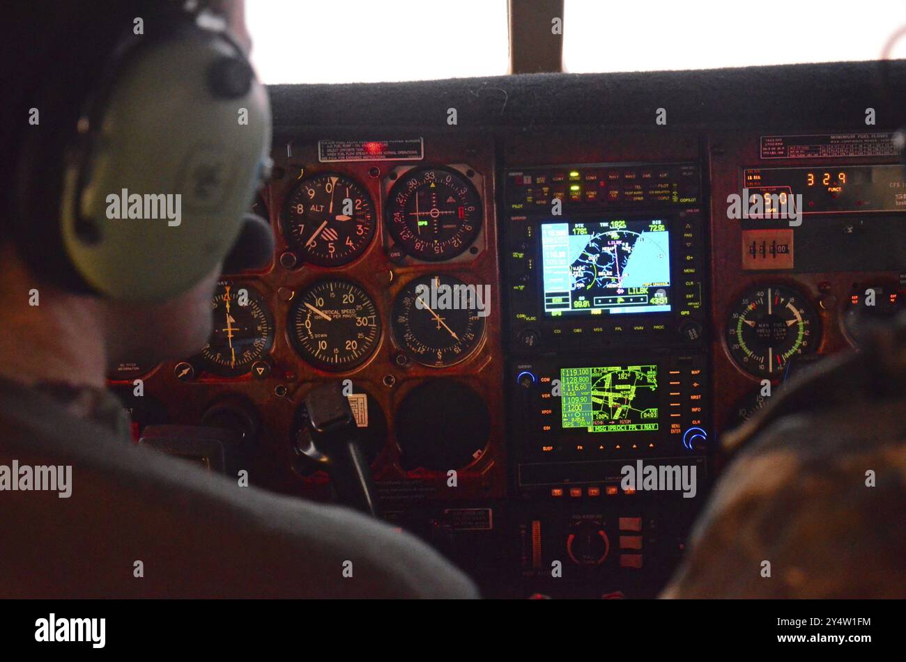 Ein Pilot und Passagier im Cockpit eines Cessna 210-Leichtflugzeugs Stockfoto