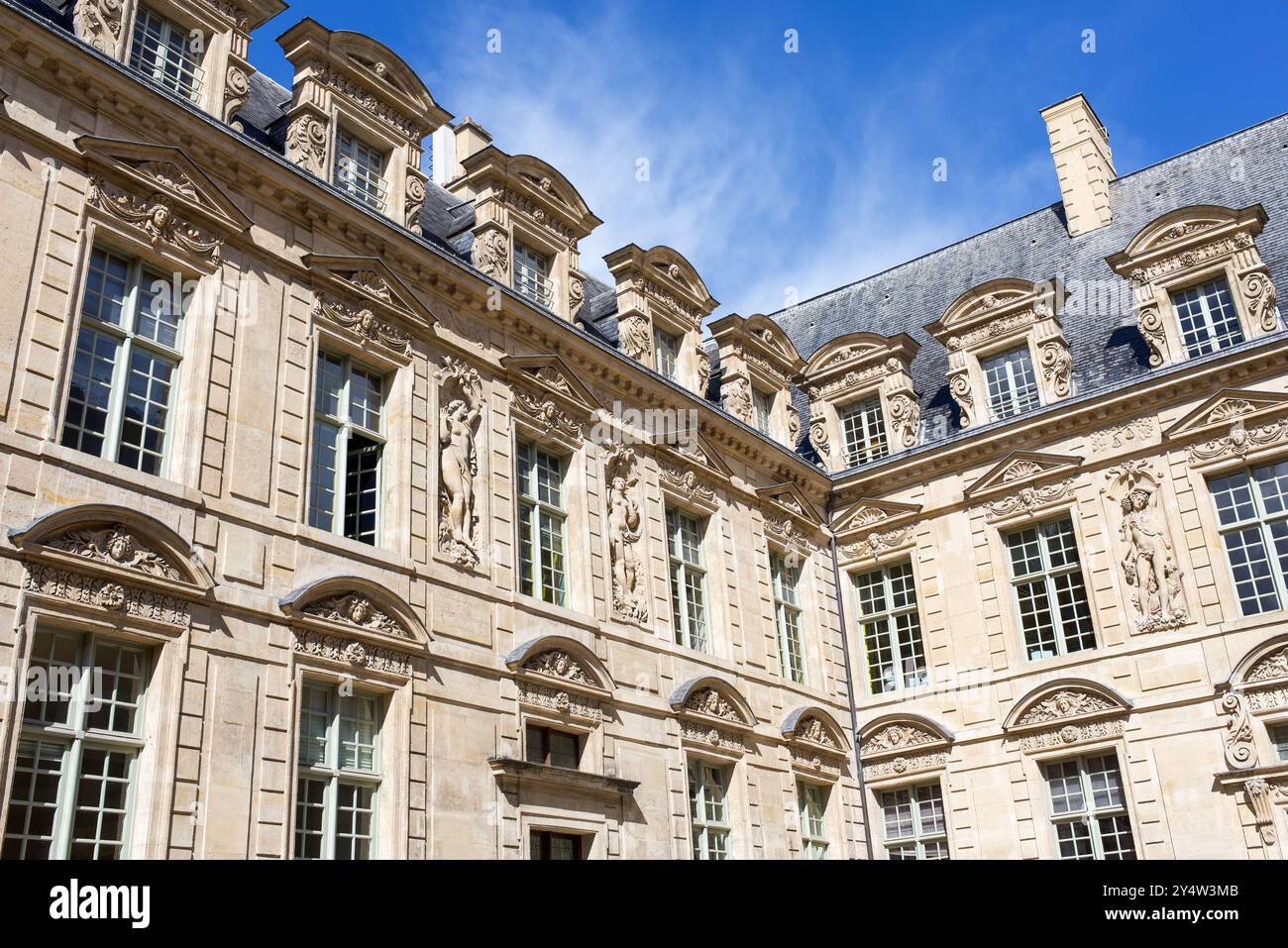 Paris, Frankreich, 09.12.2024 wunderschöne architektonische Details der Fassade des „Hôtel de Sully“ im Marais. Historisches Denkmal Stockfoto