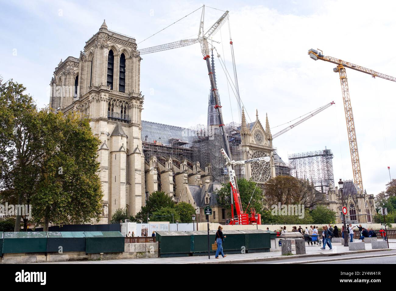 Paris, Frankreich, 09.16.2024. Seitenansicht der Notre Dame, die nach dem Brand im April 2019 restauriert wurde Stockfoto