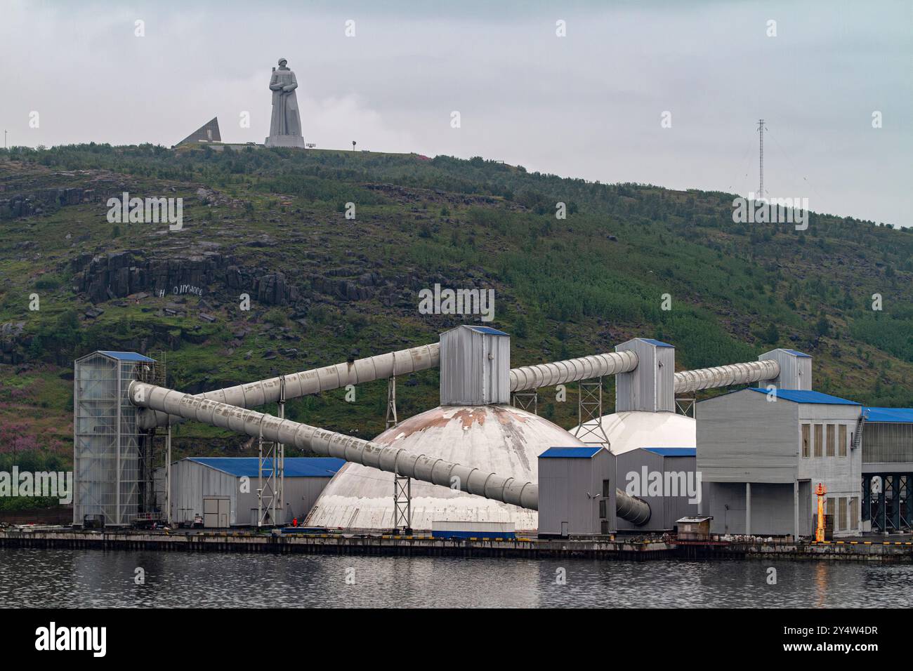 Das Denkmal für den Vaterländischen Krieg (bekannt als das Alesha-Denkmal) in der russischen Hafenstadt Murmansk, Russland. Stockfoto