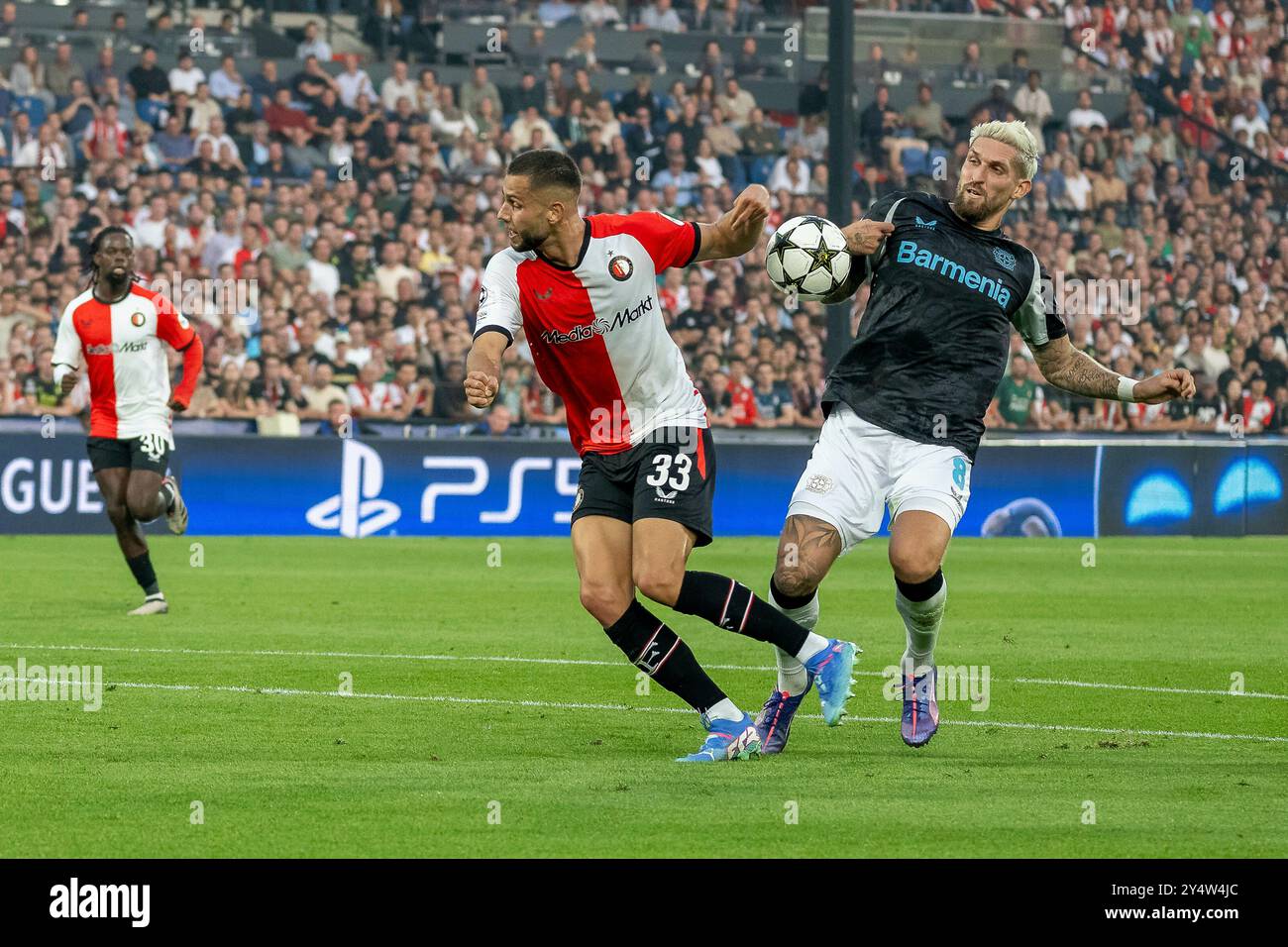 19.09.2024, Fussball: UEFA Champions League, Saison 2024/2025, Spieltag 1, Feyenoord Rotterdam - Bayer 04 Leverkusen im Stadio de Kuip in Rotterdam. ZWEIKAMPF zwischen David Hancko (Feyenoord Rotterdam, #33) und Robert Andrich (Bayer 04 Leverkusen, #08). Foto: Kirchner-Media/TH Stockfoto