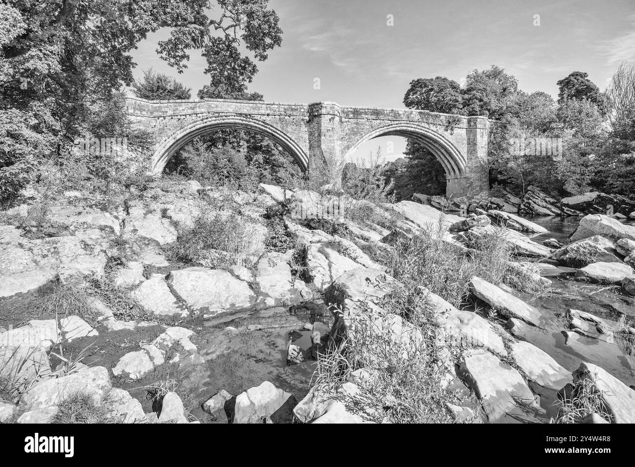 Über den Fluss Lune im Süden und Osten von Kirkby Lonsdale erstreckt sich die Devil’s Bridge, eine prächtige dreibogige Brücke. Stockfoto