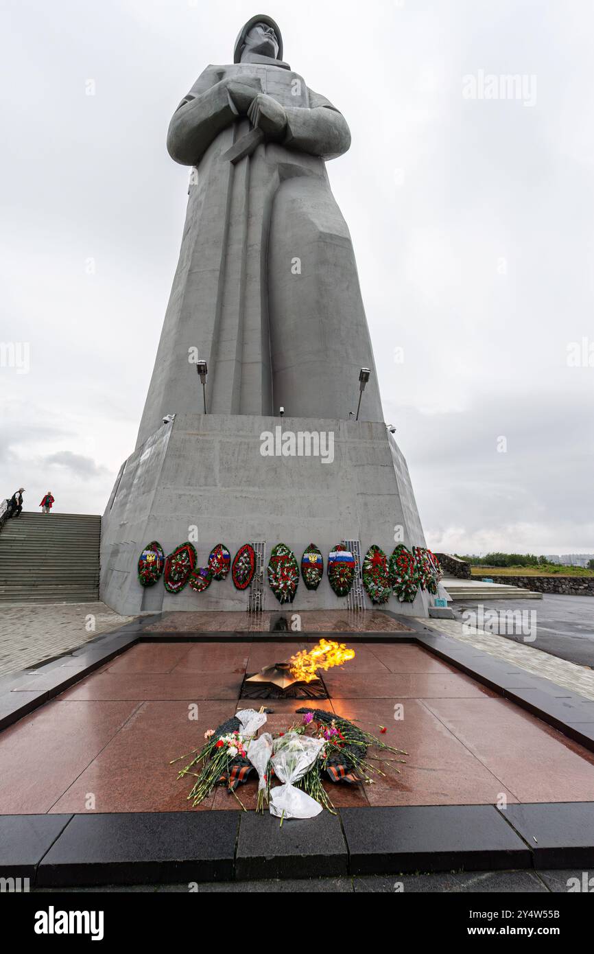 Das Denkmal für den Vaterländischen Krieg (bekannt als das Alesha-Denkmal) in der russischen Hafenstadt Murmansk, Russland. Stockfoto