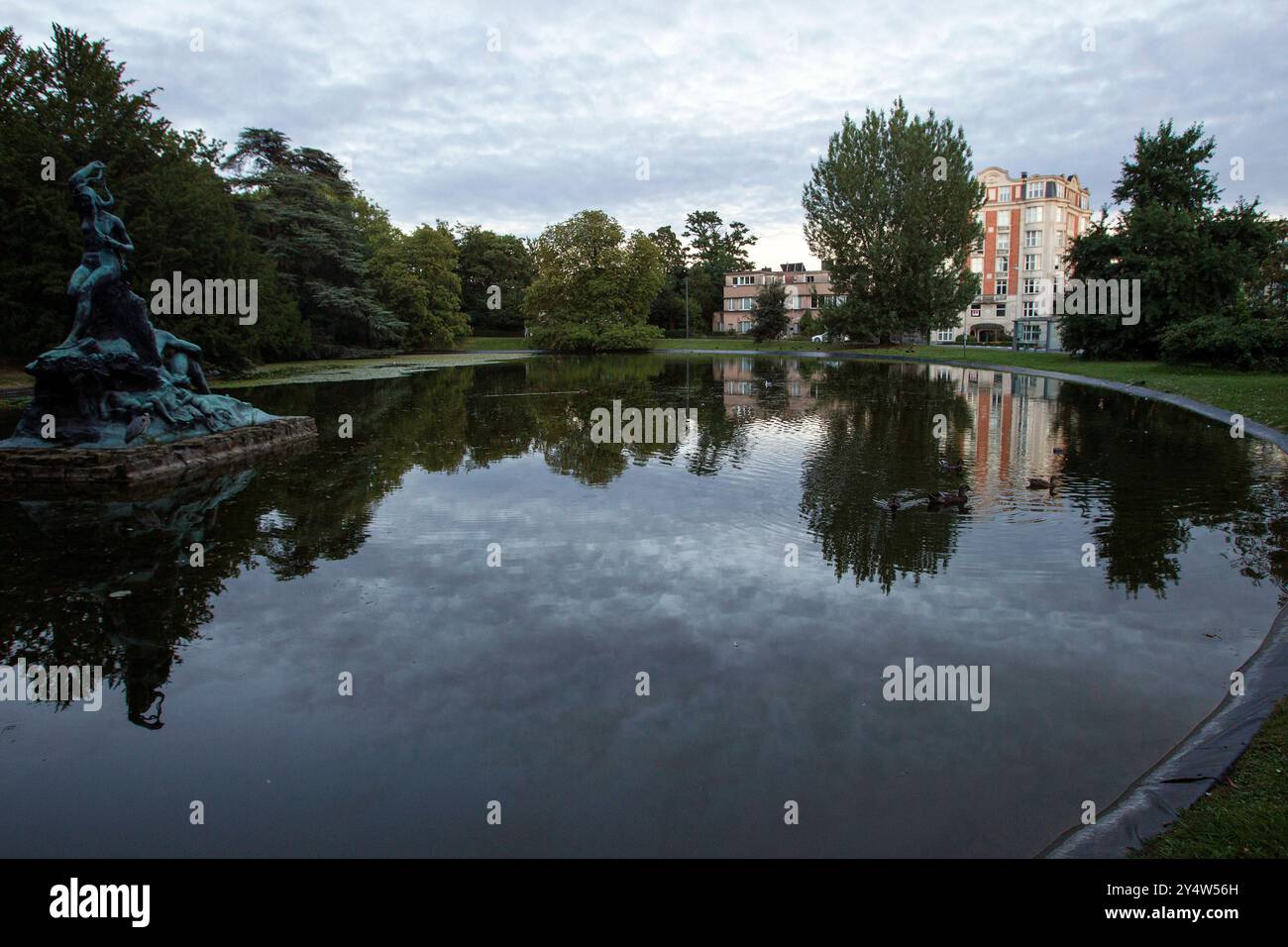 Gent Millionaires Quarter, Brunnen, Lake Citadelpark, Gent, Belgien am 10. August 2024. Das Millionaires Quarter ist ein Schaufenster für Architekten der Belle Epoque. Stockfoto