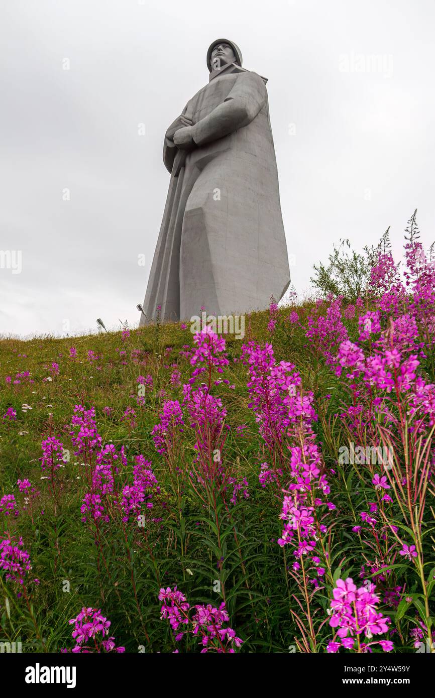 Das Denkmal für den Vaterländischen Krieg (bekannt als das Alesha-Denkmal) in der russischen Hafenstadt Murmansk, Russland. Stockfoto