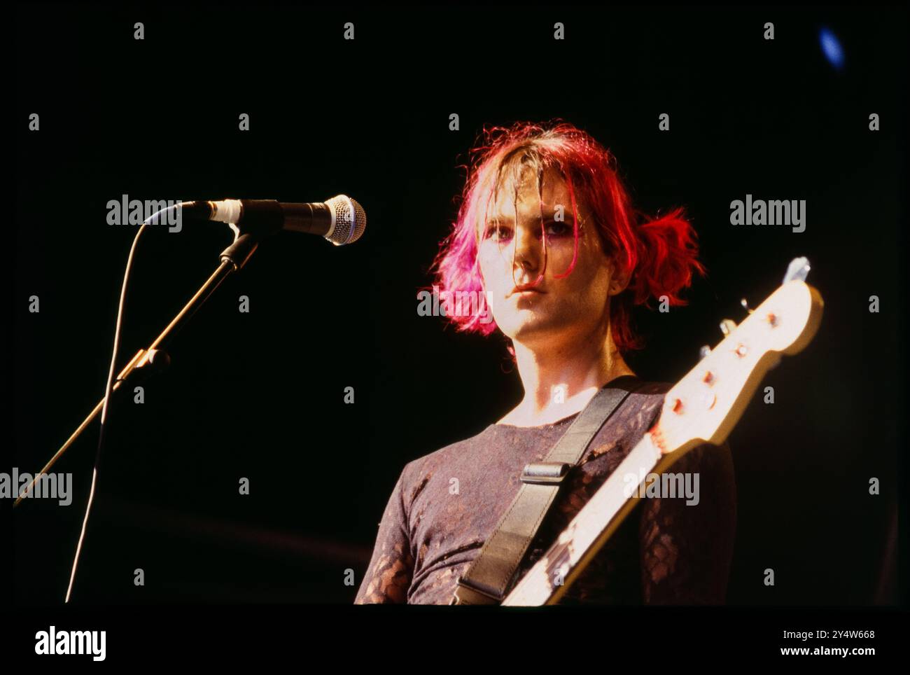 RACHEL STAMP, KONZERT, 1998: David Ryder Prangley von der Glam-Indie-Rock-Band Rachel Stamp spielte am 9. August 1997 beim Cardiff Big Weekend Festival auf dem Museum Rwns in Cardiff, Wales, Großbritannien. Foto: Rob Watkins. INFO: Rachel Stamp, eine britische Glam-Rock-Band der 90er und 2000er Jahre, strahlte mit ihren extravaganten Auftritten Theatralik und Exzesse aus. Songs wie I Got the Worm und Black Cherry zeigten ihre Fusion aus Punkattitüde, Glam-Ästhetik und einladenden Hooks. Stockfoto