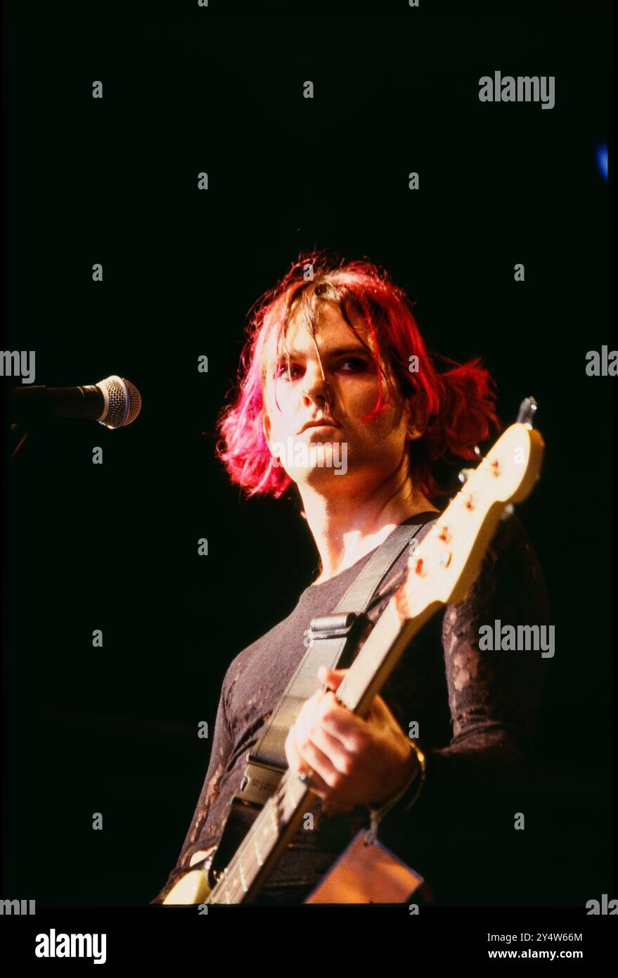 RACHEL STAMP, KONZERT, 1998: David Ryder Prangley von der Glam-Indie-Rock-Band Rachel Stamp spielte am 9. August 1997 beim Cardiff Big Weekend Festival auf dem Museum Rwns in Cardiff, Wales, Großbritannien. Foto: Rob Watkins. INFO: Rachel Stamp, eine britische Glam-Rock-Band der 90er und 2000er Jahre, strahlte mit ihren extravaganten Auftritten Theatralik und Exzesse aus. Songs wie I Got the Worm und Black Cherry zeigten ihre Fusion aus Punkattitüde, Glam-Ästhetik und einladenden Hooks. Stockfoto