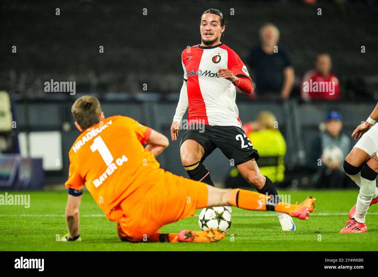 Rotterdam, Niederlande. September 2024. Rotterdam - Bayer 04 Leverkusen Torhüter Lukas Hradecky, Anis Hadj Moussa aus Feyenoord während der ersten Runde des neuen Formats der Champions League 2024/2025. Das Spiel findet am 19. September 2024 im Stadion Feijenoord de Kuip zwischen Feyenoord und Bayer 04 Leverkusen statt. Credit: Box to Box Pictures/Alamy Live News Stockfoto