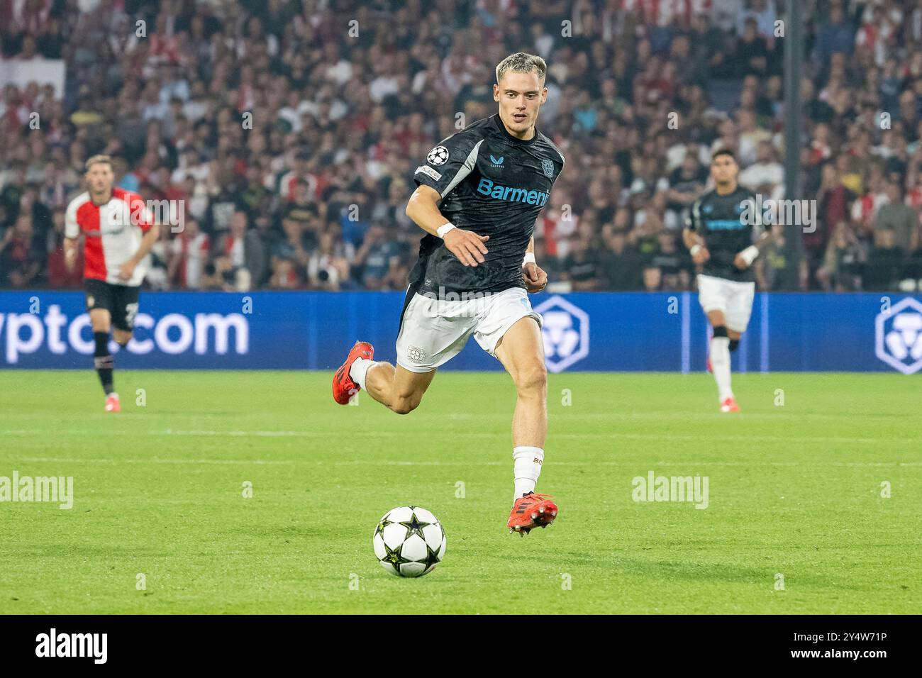 19.09.2024, Fussball: UEFA Champions League, Saison 2024/2025, Spieltag 1, Feyenoord Rotterdam - Bayer 04 Leverkusen im Stadio de Kuip in Rotterdam. Florian Wirtz (Bayer 04 Leverkusen, #10) sprintet zum Ball. Foto: Kirchner-Media/TH Stockfoto