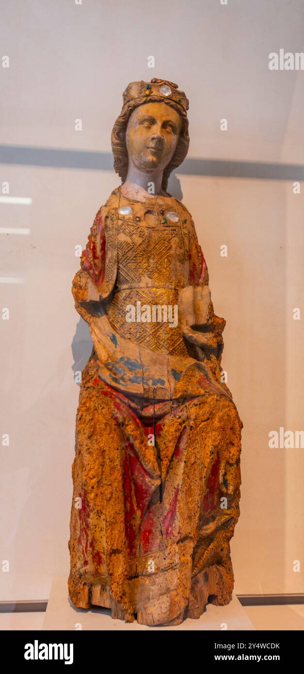 Paris, Frankreich - 10. April 2023: Hölzerne Statue Saint sitzt auf der trone des Louvre-Museums in Paris, Frankreich. Es ist ein nationales Kunstmuseum, das in gegründet wurde Stockfoto