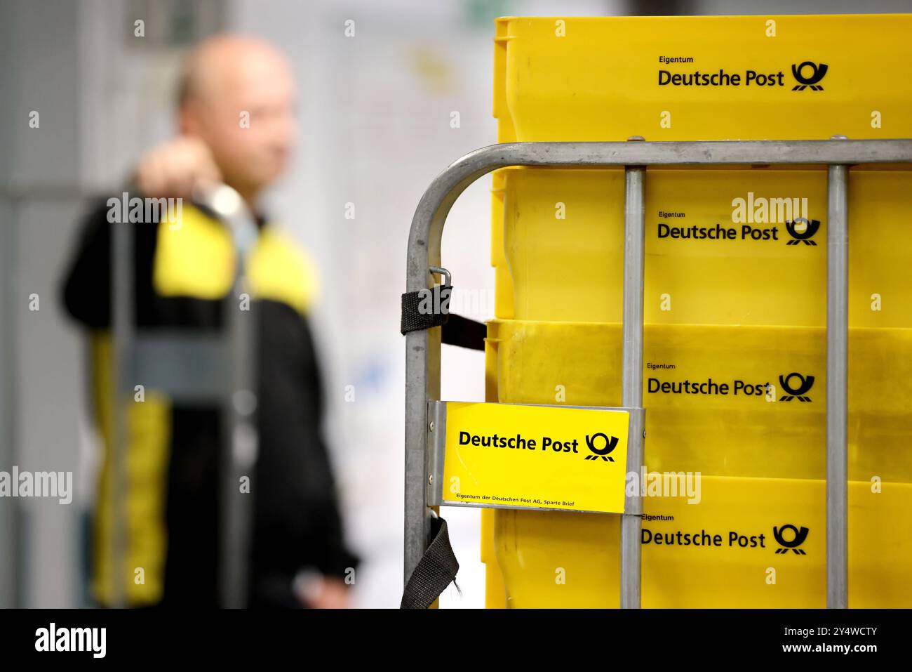06.05.2024 Wagen und Transportkiste der deutschen Post in gelb *** 06 05 2024 Postwagen und Transportkiste in gelb Stockfoto
