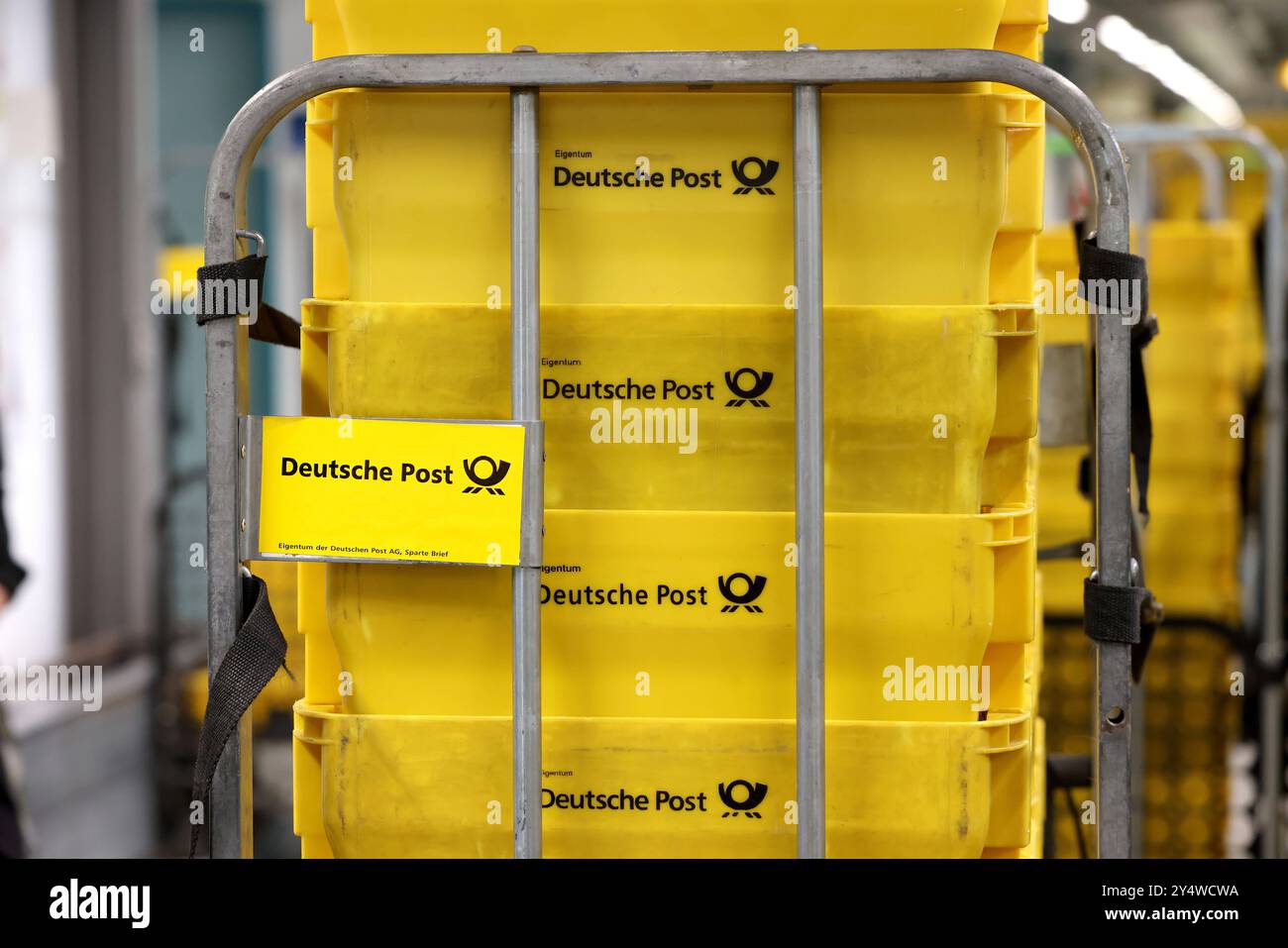 06.05.2024 Wagen und Transportkiste der deutschen Post in gelb *** 06 05 2024 Postwagen und Transportkiste in gelb Stockfoto