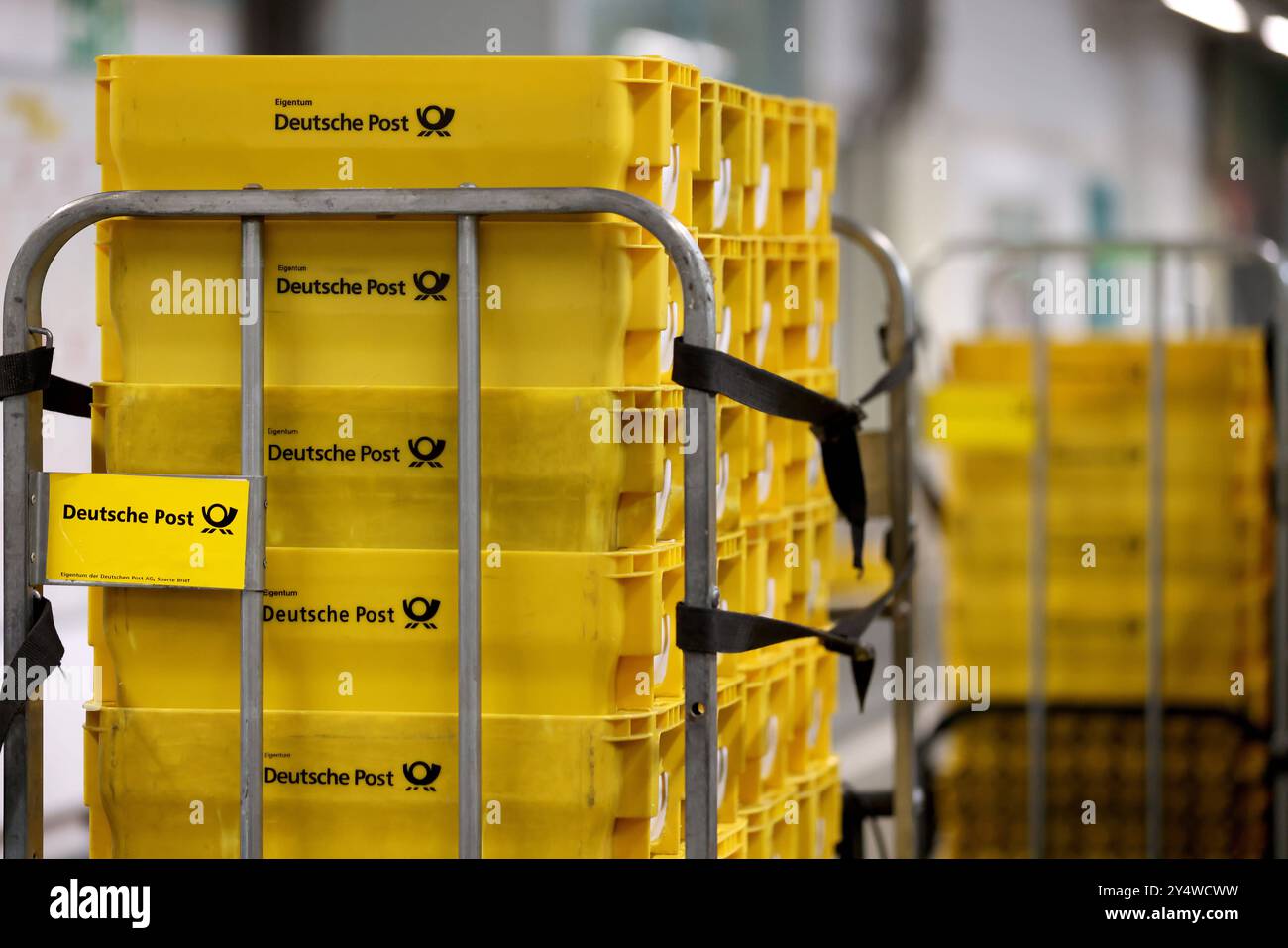 06.05.2024 Wagen und Transportkiste der deutschen Post in gelb *** 06 05 2024 Postwagen und Transportkiste in gelb Stockfoto