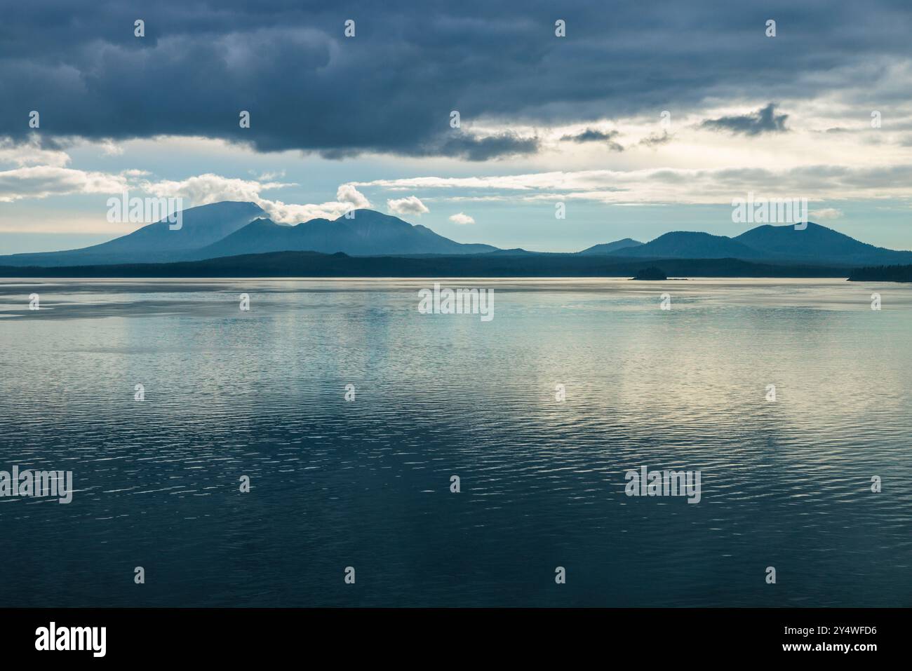 Berge in der Nähe von Sitka, Alaska, vom Wasser aus gesehen. Stockfoto